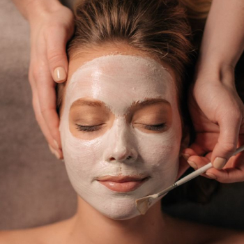 Our Nourishing Classic Facial focuses on rehydrating, healing your skin’s natural barrier, and relaxation! This facial is great for all skin types and can be customized to best suit your unique skin concerns.